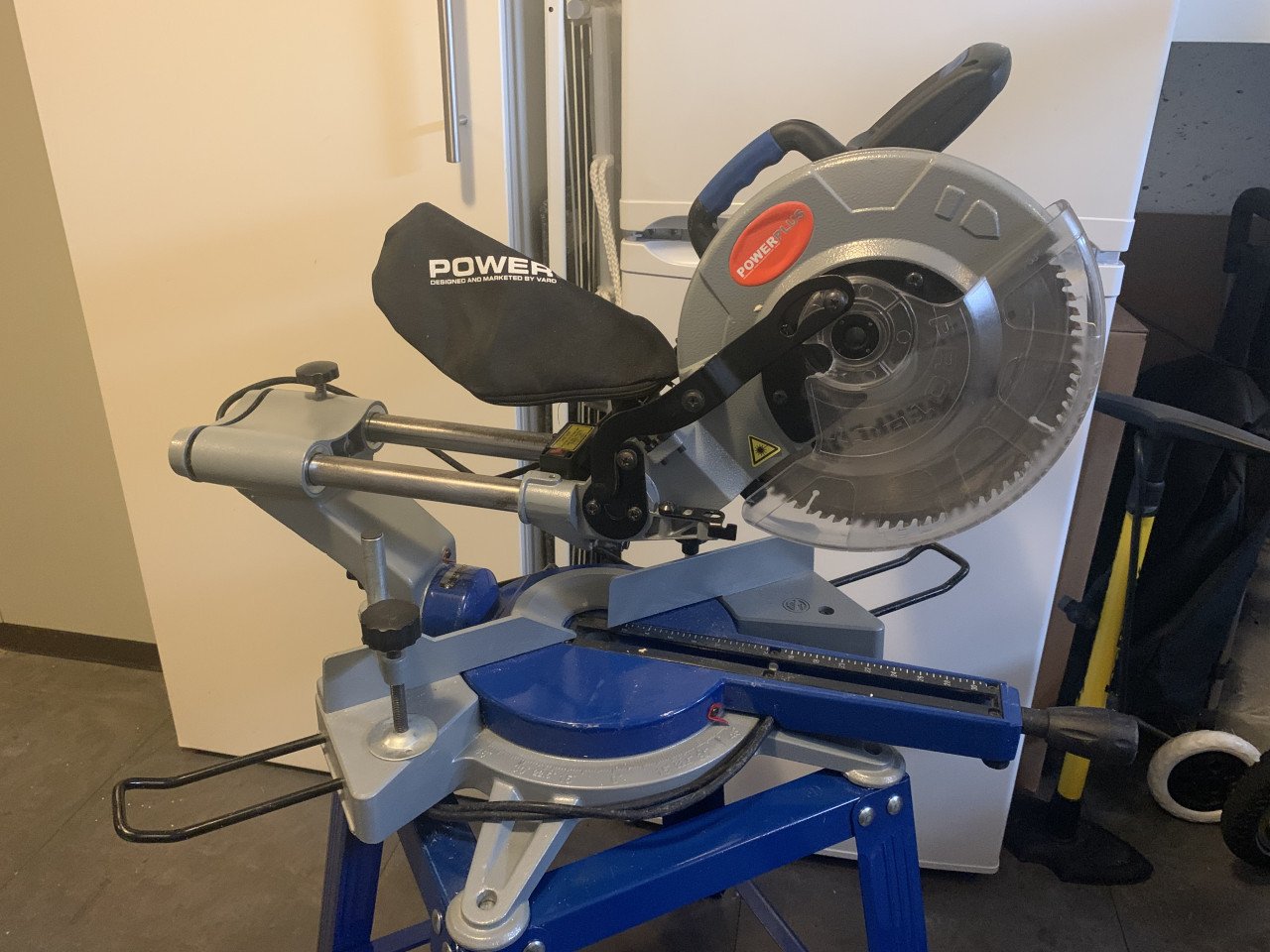 Powerplus POW8136 Afkortzaag met trekfunctie