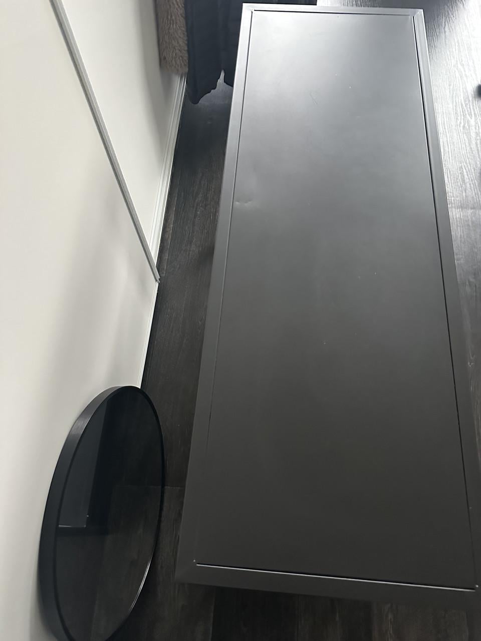 Zwarte side/tafef met twee spiegels