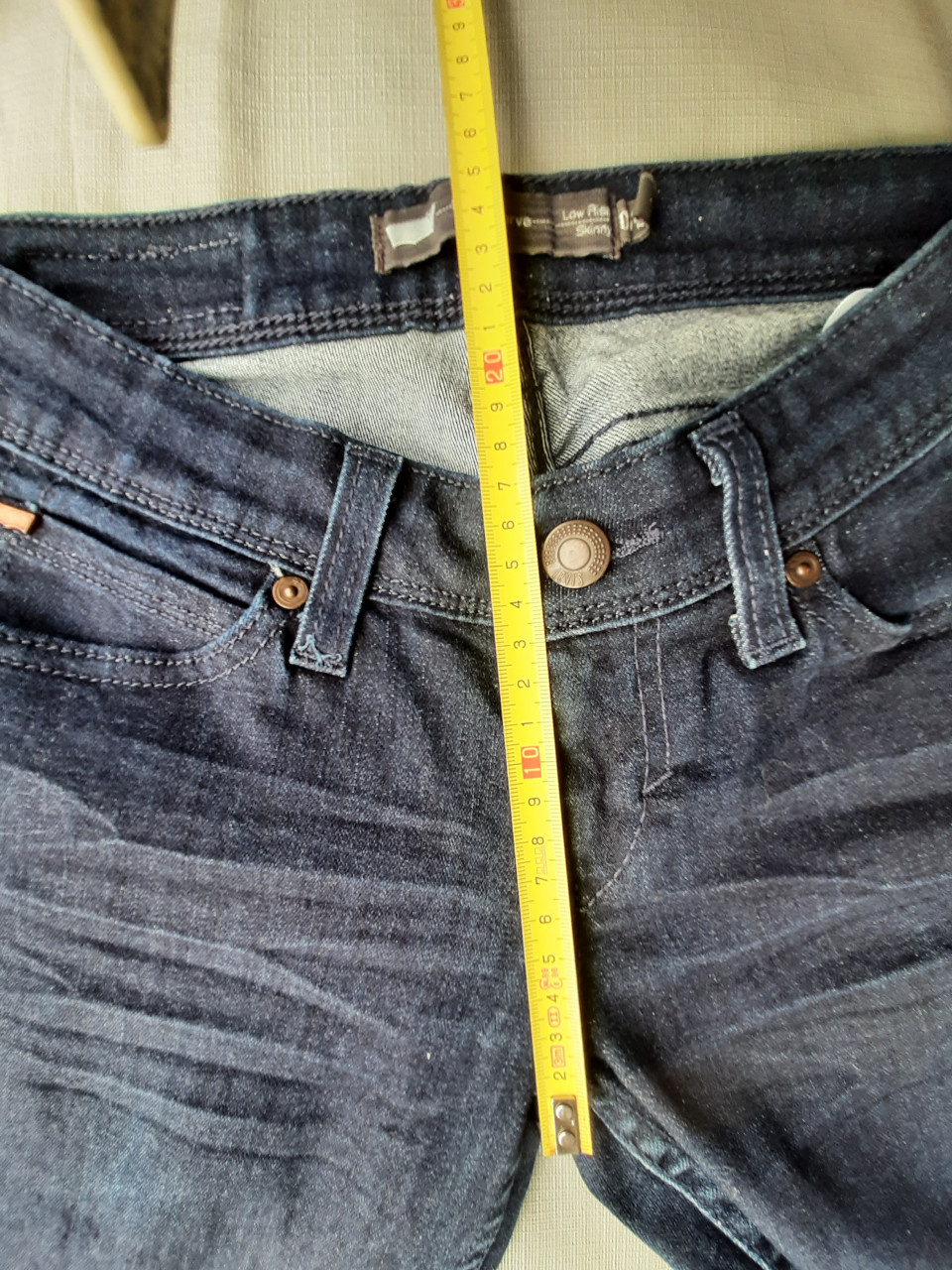 Levi's 24/32 low rise skinny jeans. Z.g.a.n
