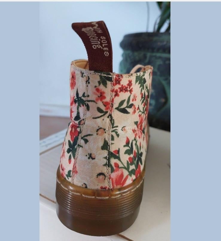 Als nieuwe beige gebloemde Dr.martens mt 38