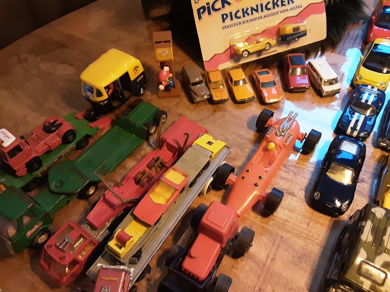 110 modelauto  bieden vanaf  200 euro voor alles