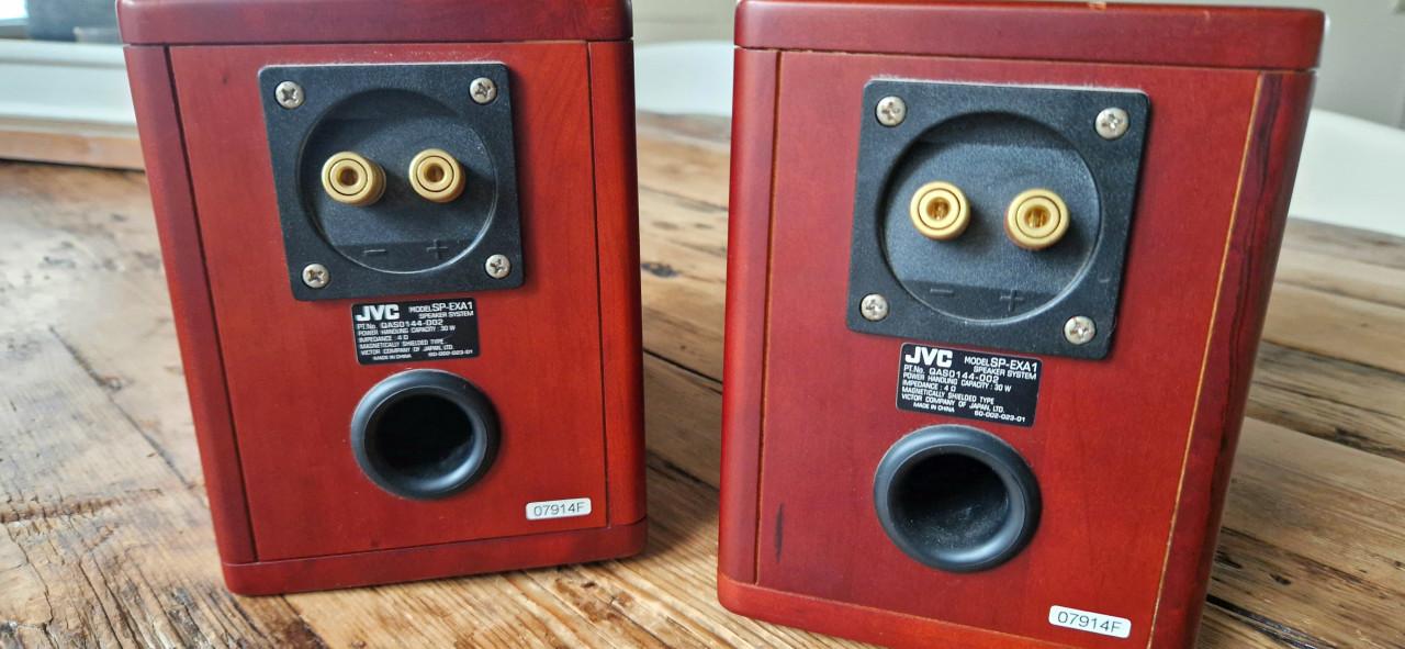 Kleine bookshelf JVC speakers met houten conus SP-EXA1