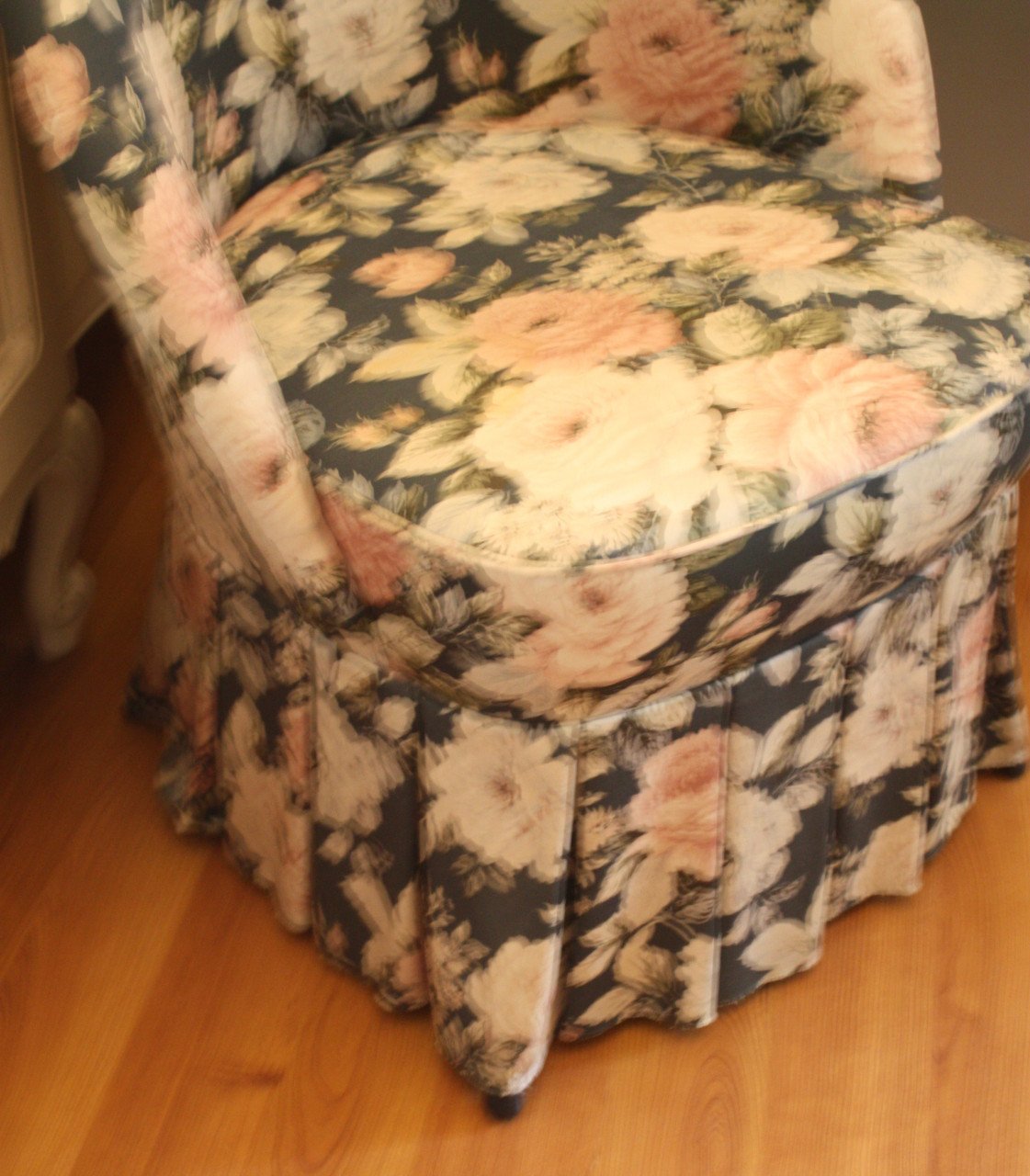 Kuip stoel vintage met drukke bloemen print