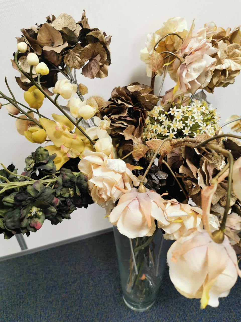 Diverse boeketten met droogbloemen