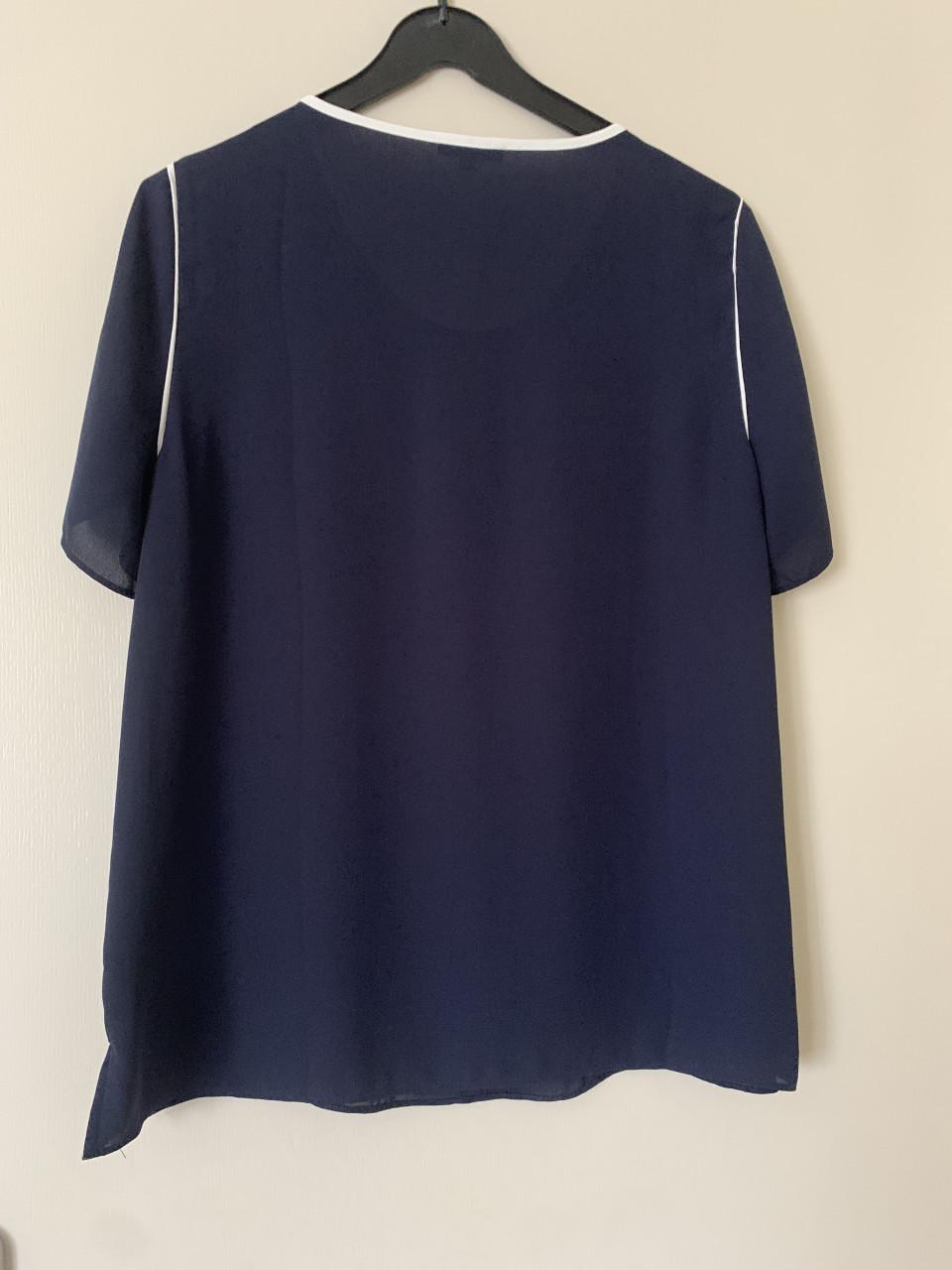Dames shirt.     Question. Marineblauw met Wit.
