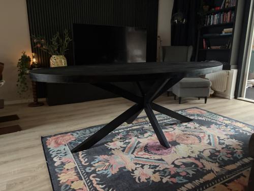 Zwarte mangohouten tafel met gebruikerssporen