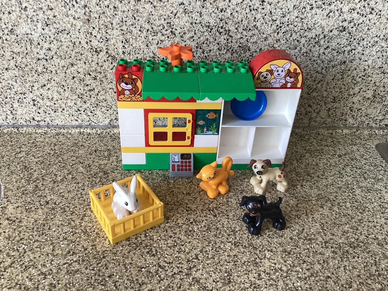 Lego Duplo.    Gebouwtje inclusief verschillende diertjes.