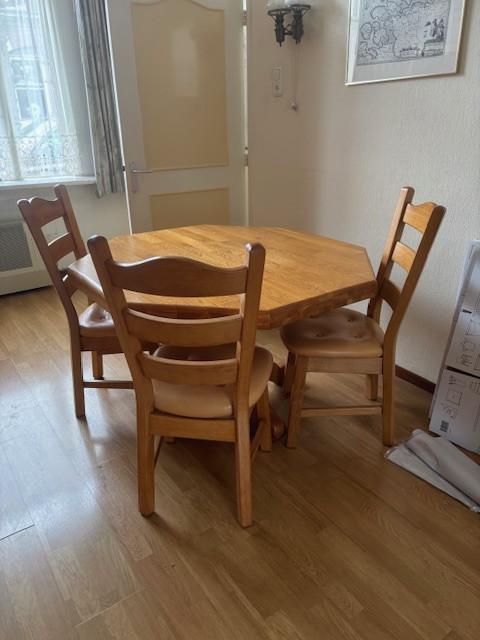 Gratis af te halen eiken inboedel, o.a. eettafel, wandkast, salontafel