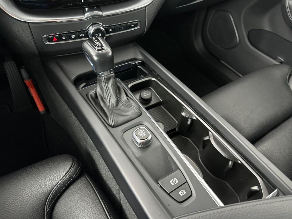 Volvo XC60 t5 253pk momentum| adap.cruise| leder| trekhaak| stoel.verw|