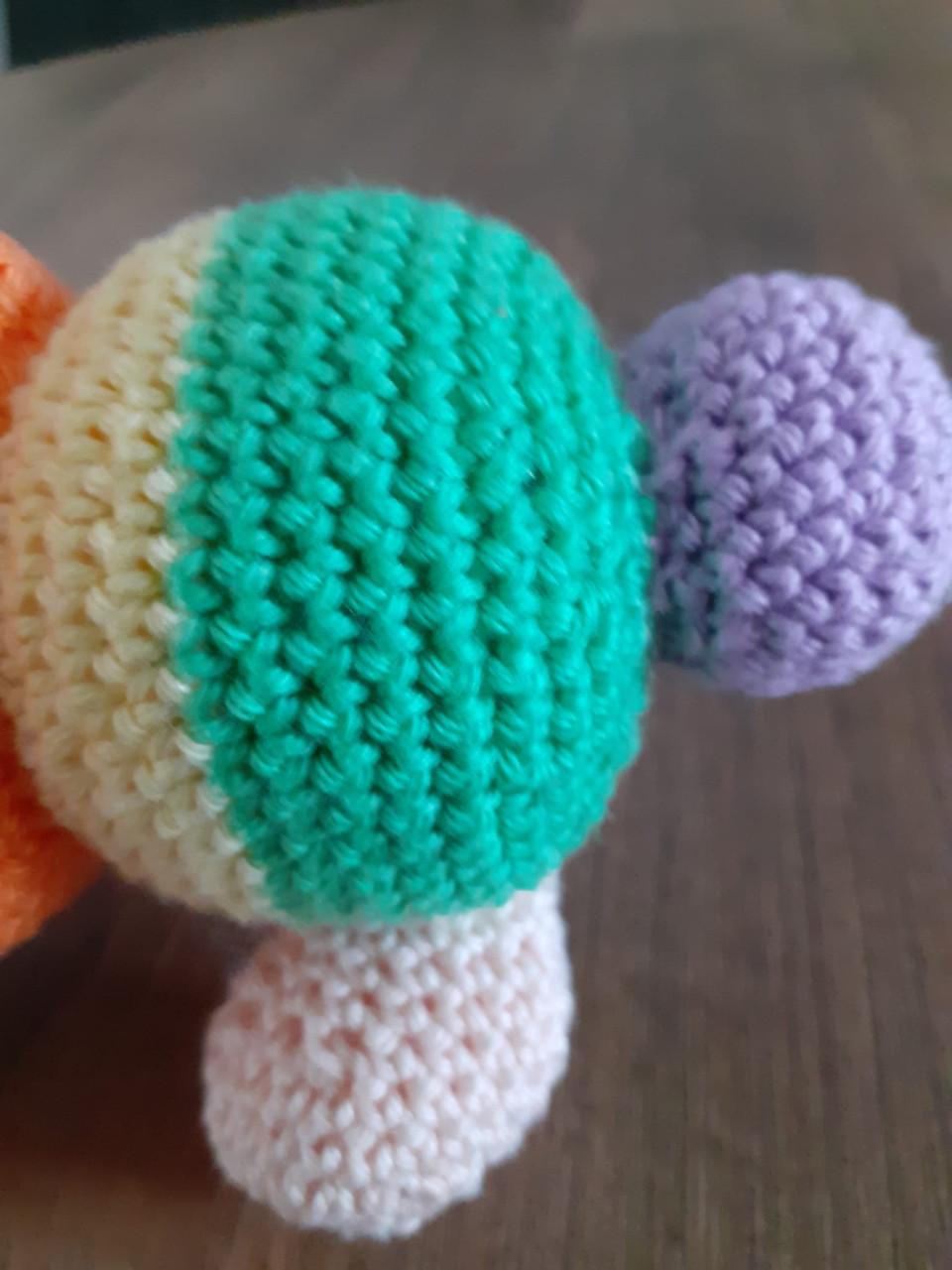 Nieuw: superleuke gehaakte regenboog RUPS - 10 euro