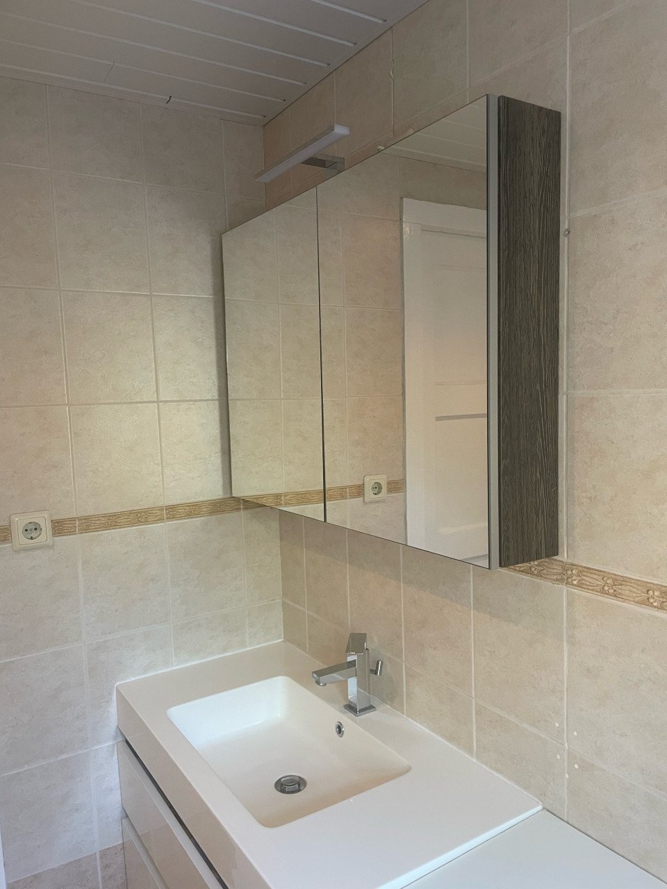 Wastafel meubel + spiegelkast en kraan