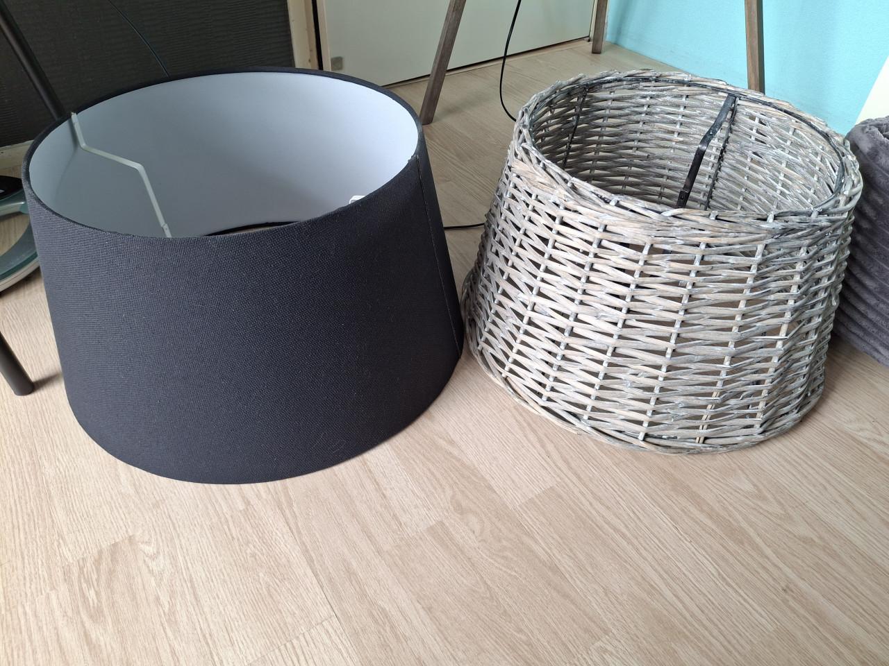 Staande lamp met 3 poot hout en 2 kappen