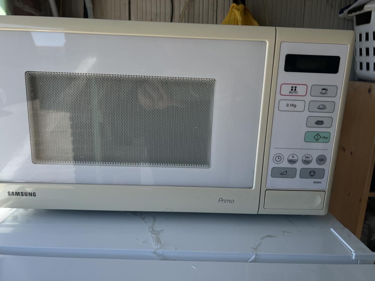 Krachtige Samsung Magnetron met groot glasplateau als nieuw