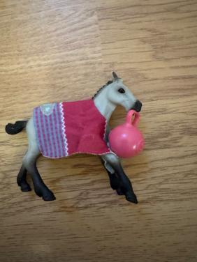 Schleich Quarter Horse-veulen met speelbal