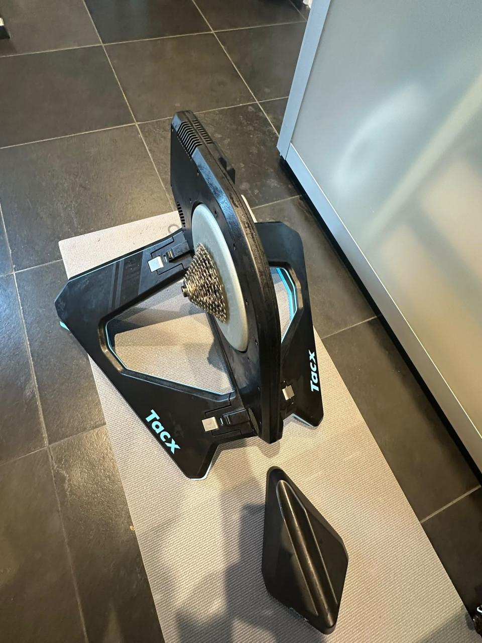 Tacx NEO 2T Smart fietstrainer + Neo Motion Plates + Tafel