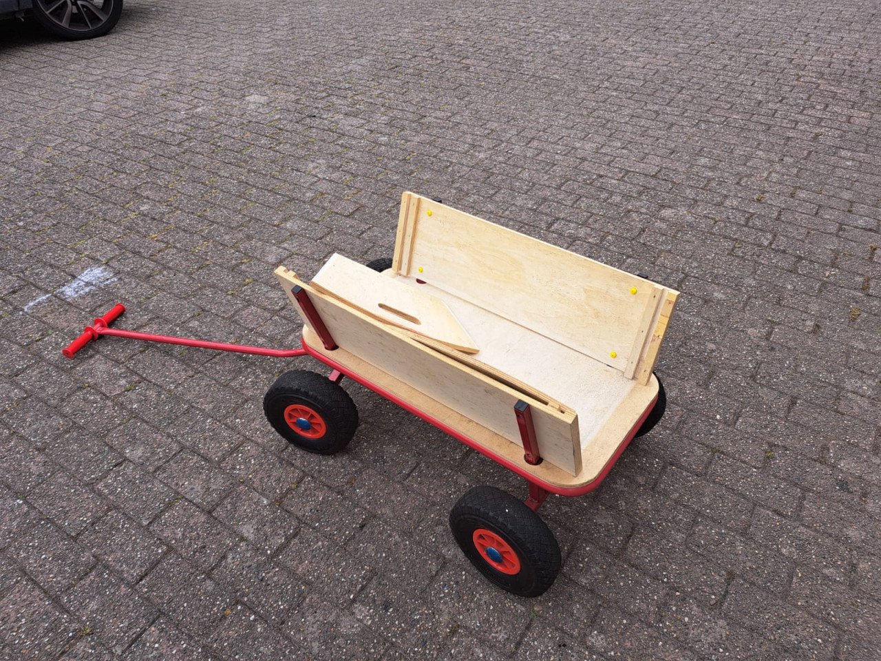 Goede en solide houten bolderkar op luchtbanden