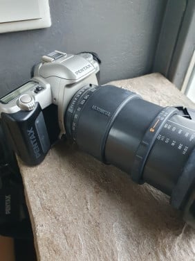 Mooie Pentax MZ 50 camera met heel grote tamron telezoomlens....