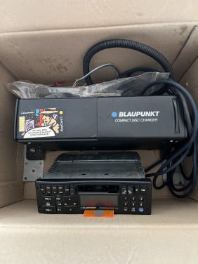 Blauw punkt radio met 10 cd wisselaar