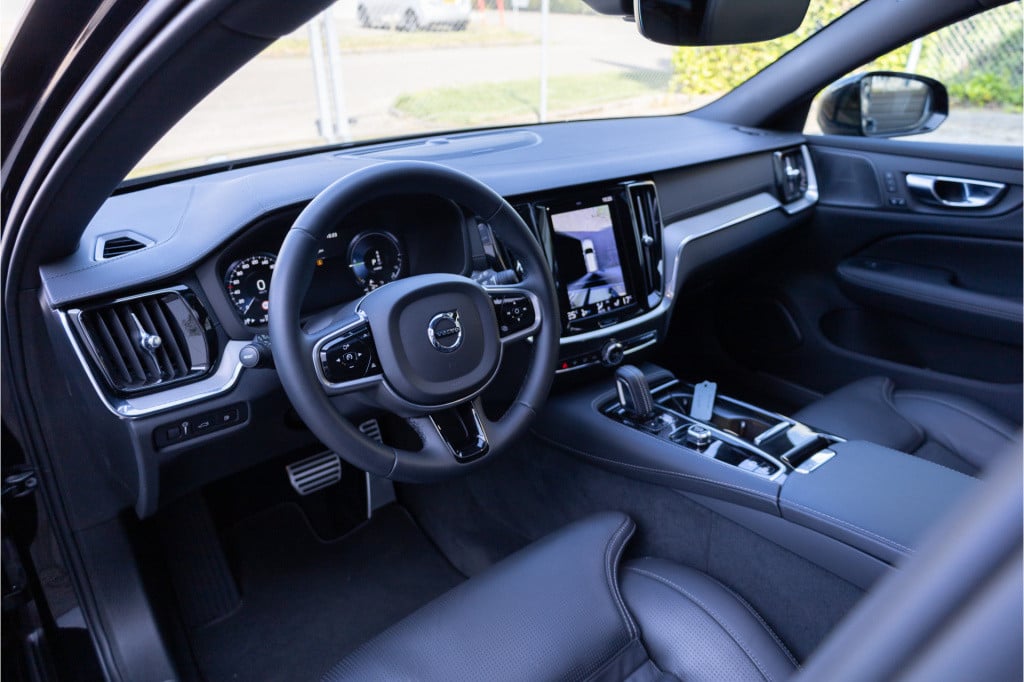 Volvo V60 2.0 t6 plug-in hybrid awd plus dark ✅h&kaudio✅pano✅fullled✅leder