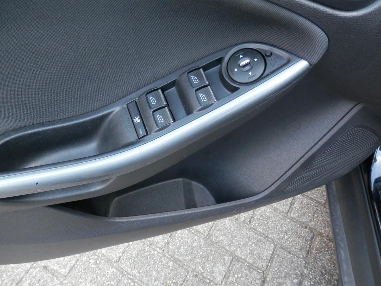 Auto Garant Biedt Aan: Ford Focus 1.6 Titanium