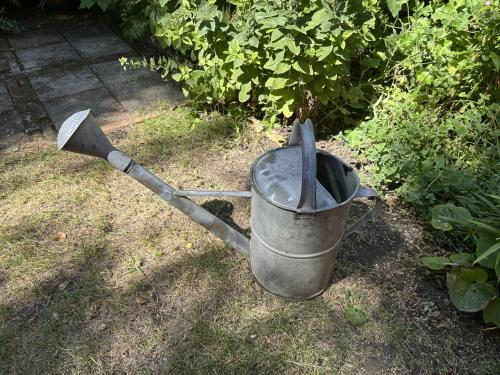 Grote oude zinken gieter