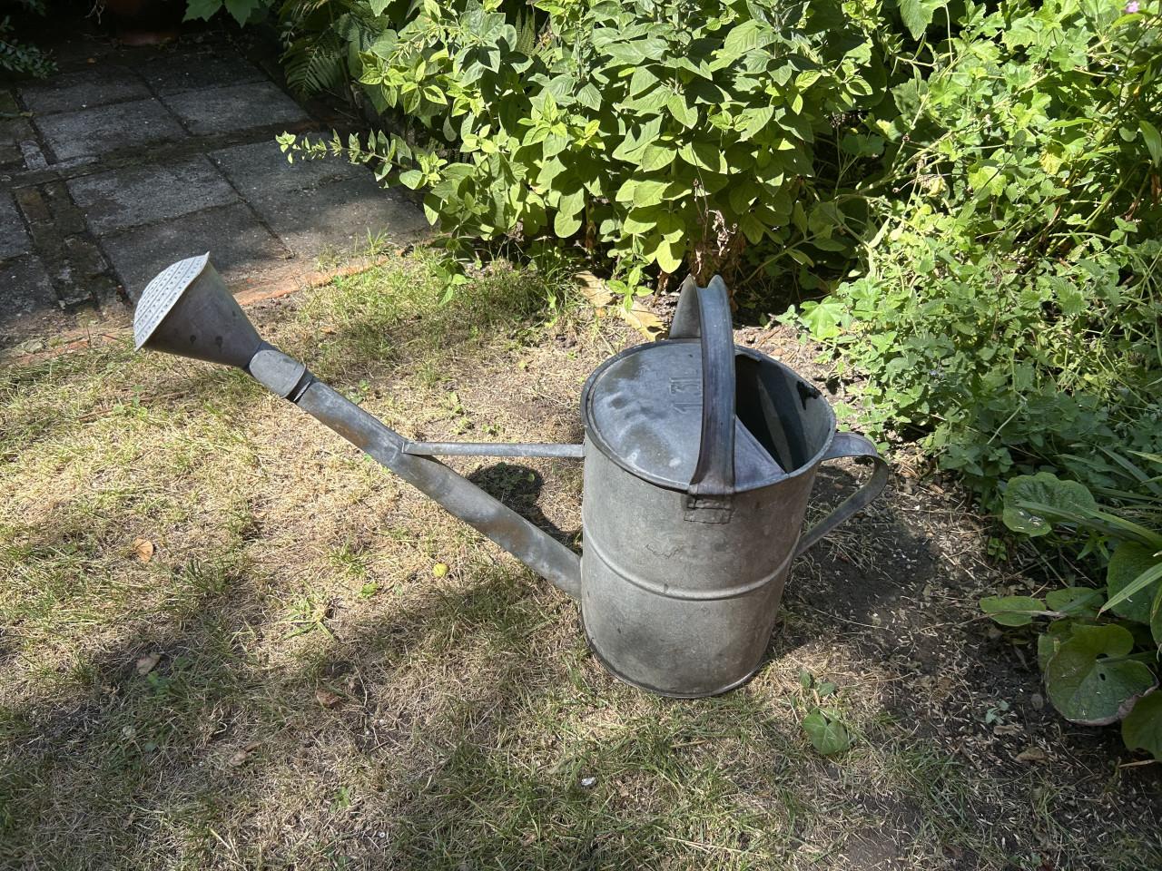 Grote oude zinken gieter