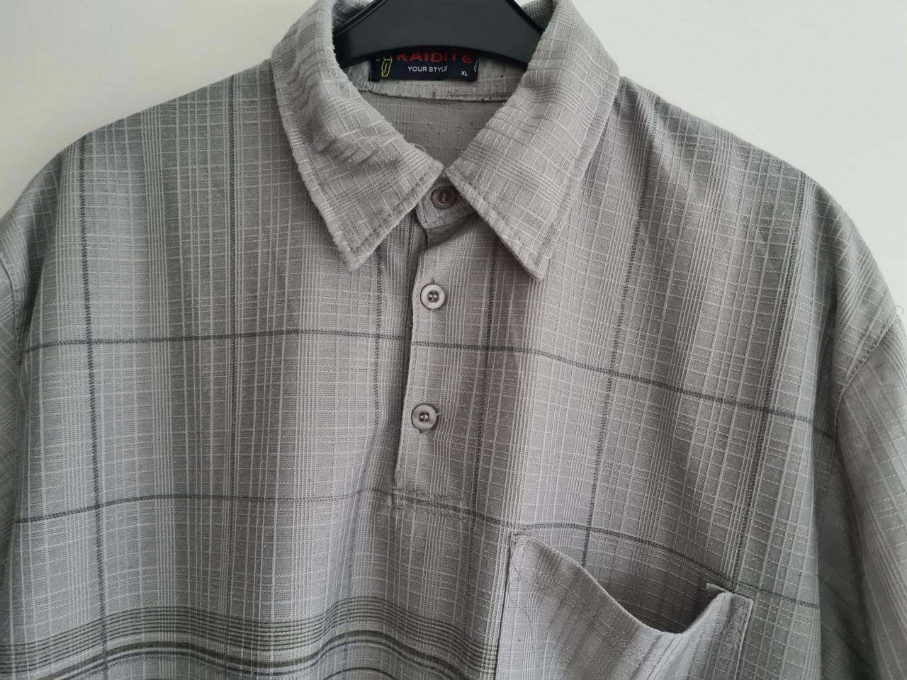 Licht grijze polo / blouse van Kaditi Maat XL