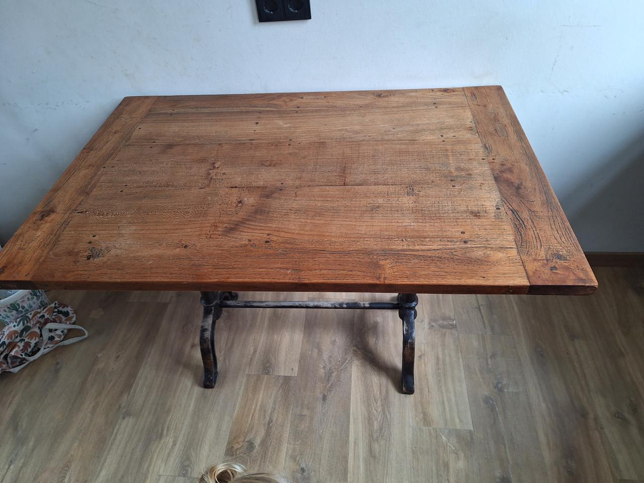 Stoere eettafel met gietijzeren onderstel