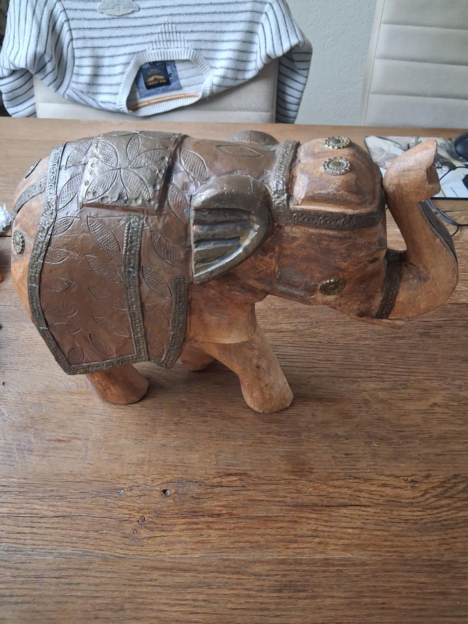 Oude handgesneden olifant 26 hoog 35 cm breed