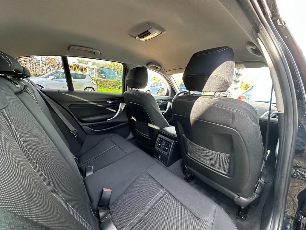 BMW 1 Serie 116i sport shadow edition carplay dab+ pdc voor en achter 17'' 