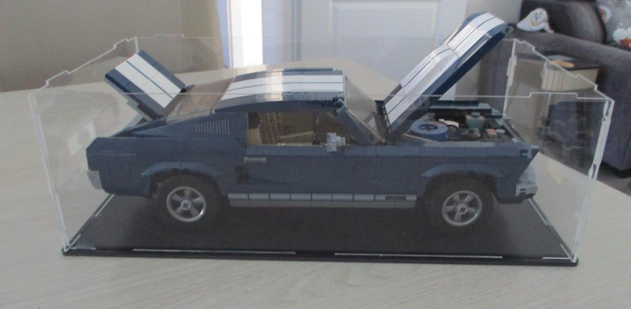 2x Ford Mustang  500GT    in mooie vitrine   (technic lego)