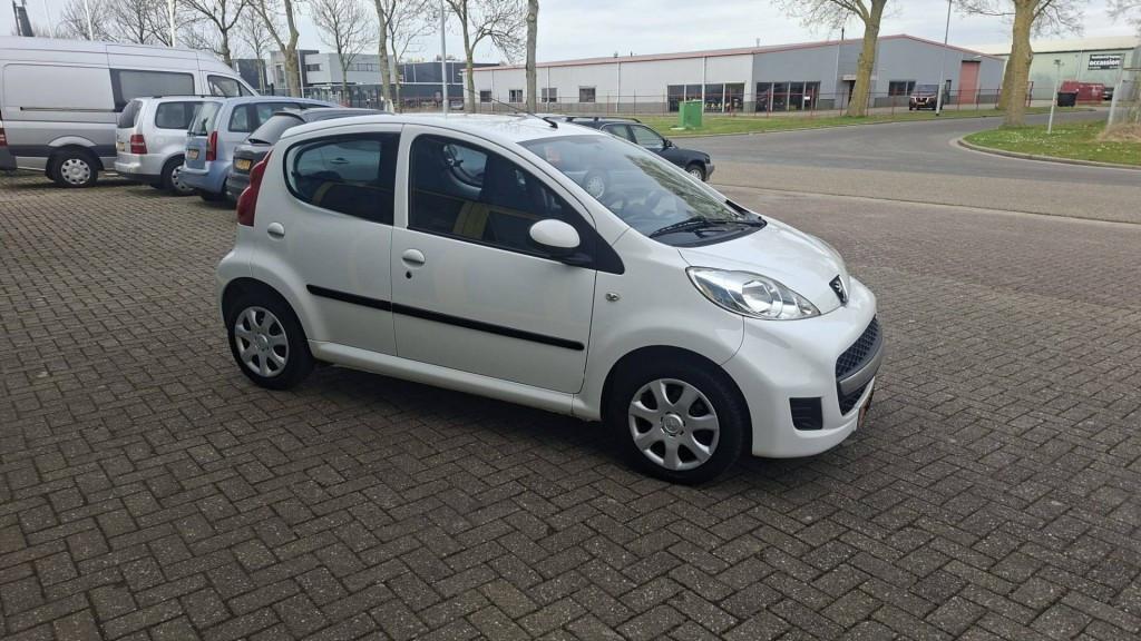 Peugeot 107 1.0 12v XS 5deurs bj:2011 airco apk 2027 i.z.g.st