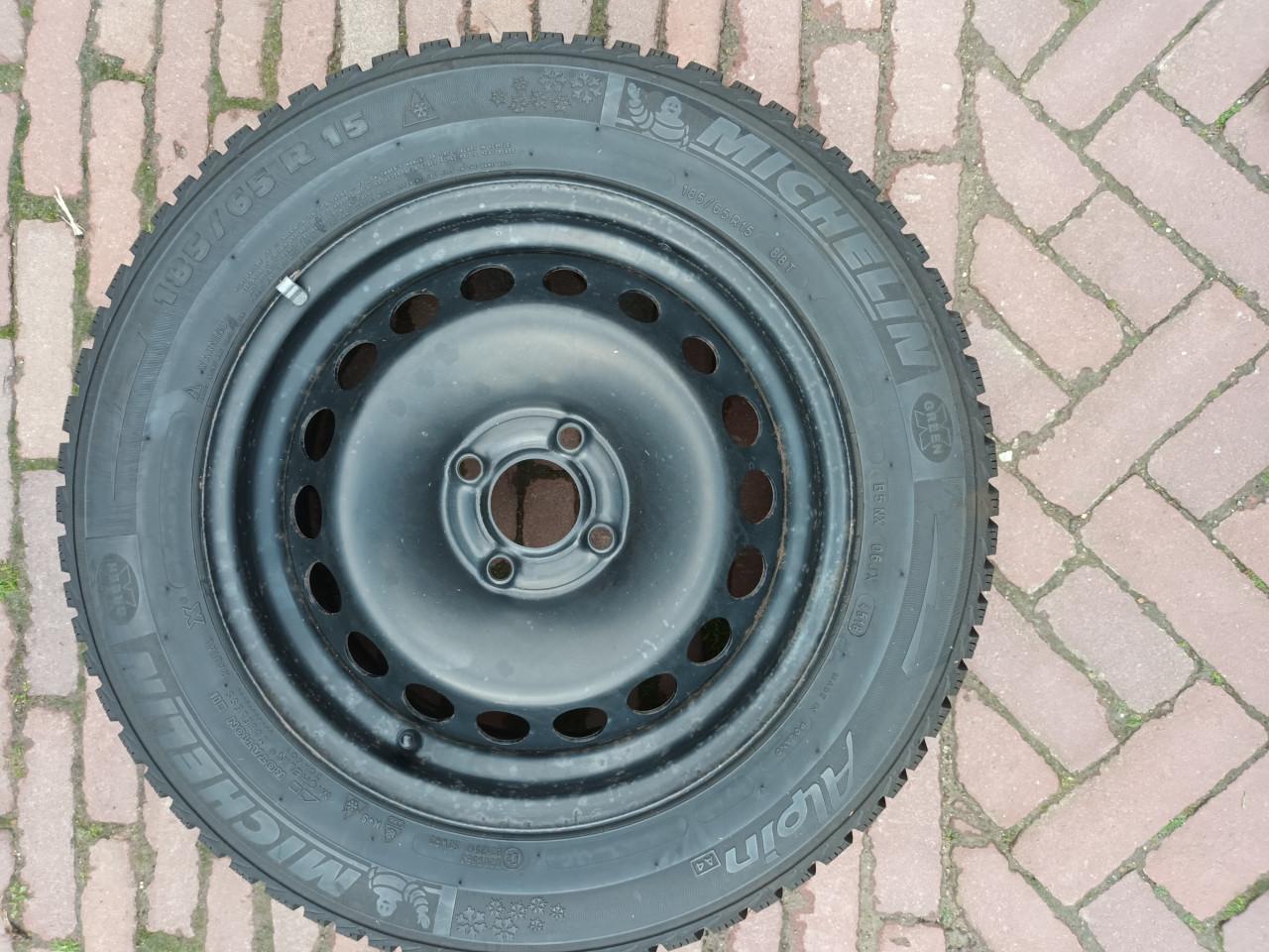 Winterbanden Michelin 185/65 R15 op stalen velden 4 gaats incl, bouten