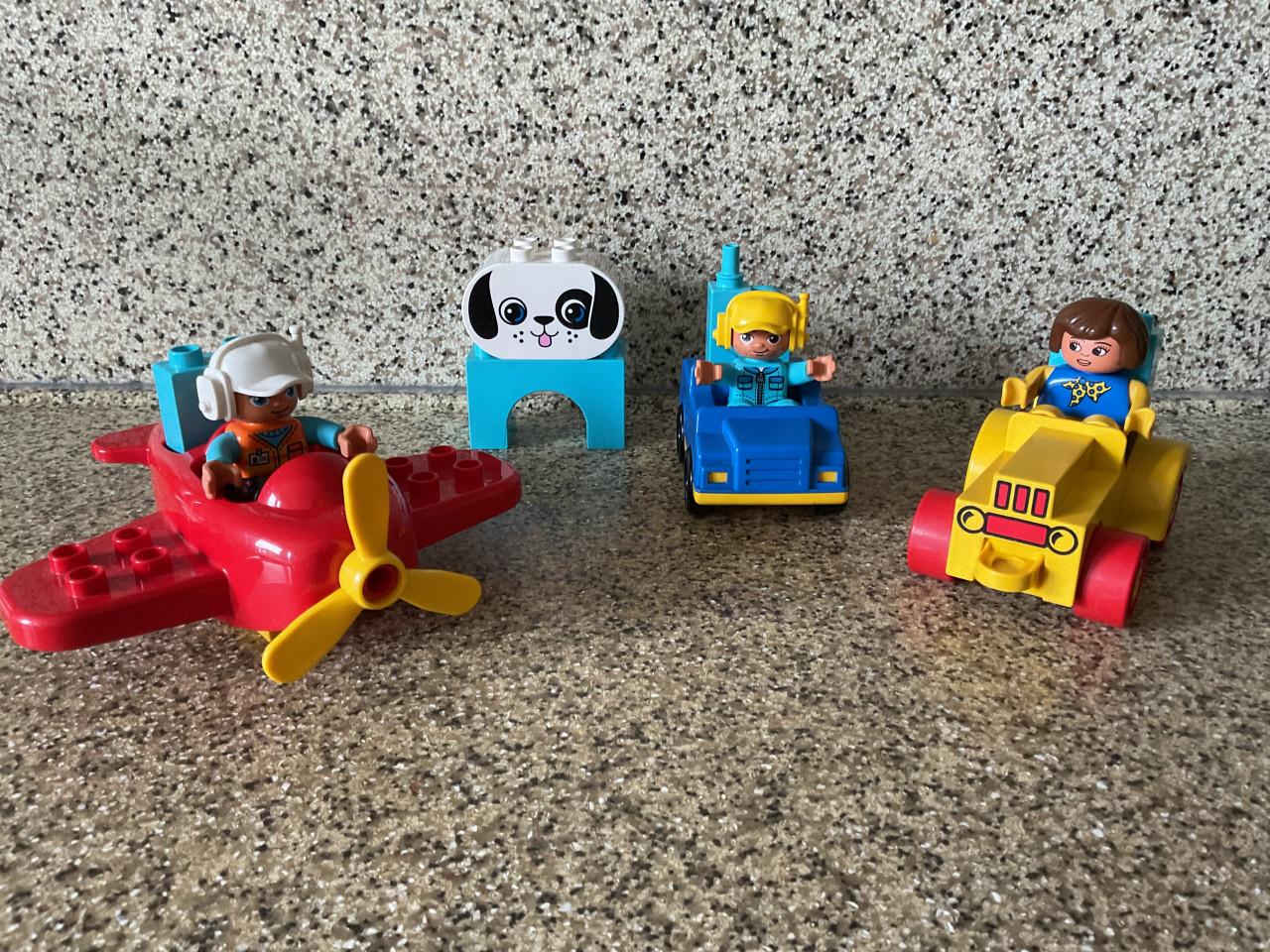Heel veel Lego Duplo.   Blokken in alle vormen en kleuren, poppetjes etc.