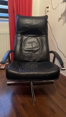 Lederen stoel. 360 graden draaibaai en kantelbaar in de rug.