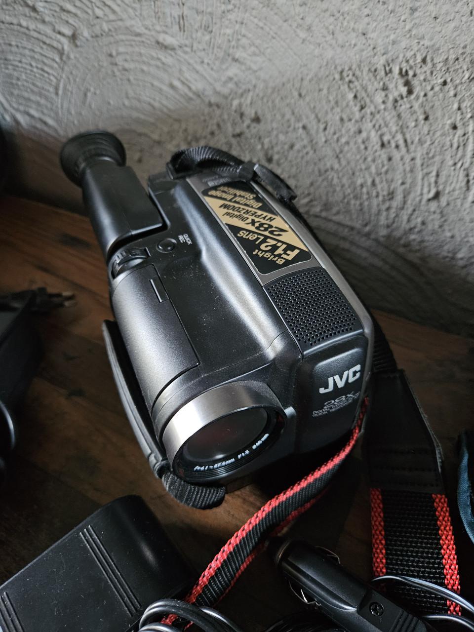 JVC Compact VHS c Videocamera GR-AX660EG met accessoires