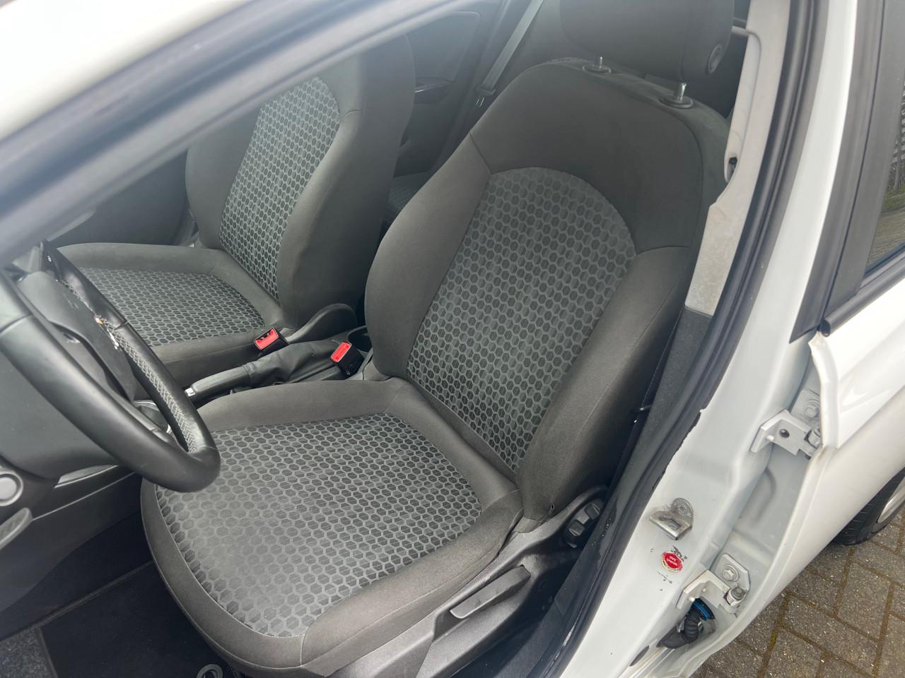 Opel Corsa uit 2018 met slechts 104.300 km, zeer fraai.