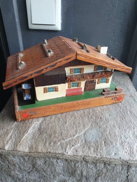 Vintage Reuge Zwitserse houten huisje Muziek / Sieraden doos....