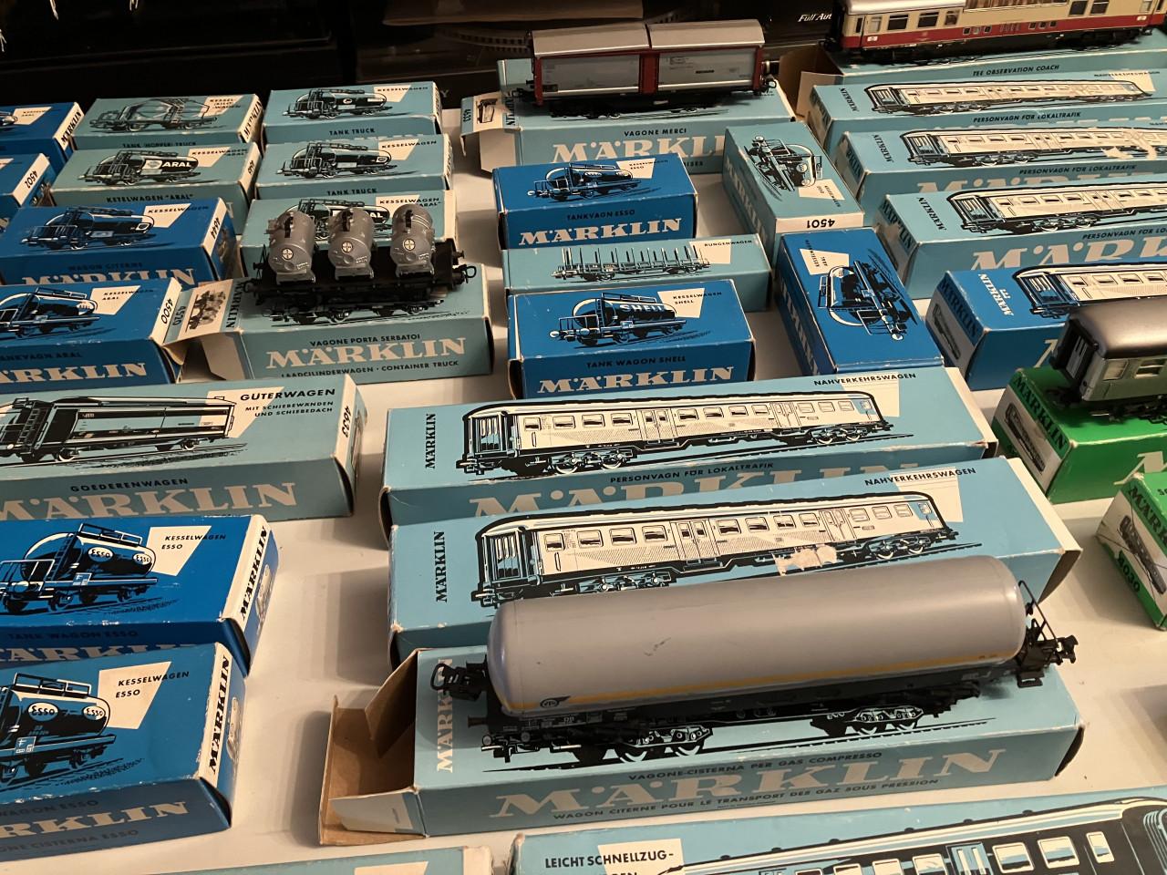 Märklin 60x ongeveer wagons koelwagens bierwagens passagierswagons etc