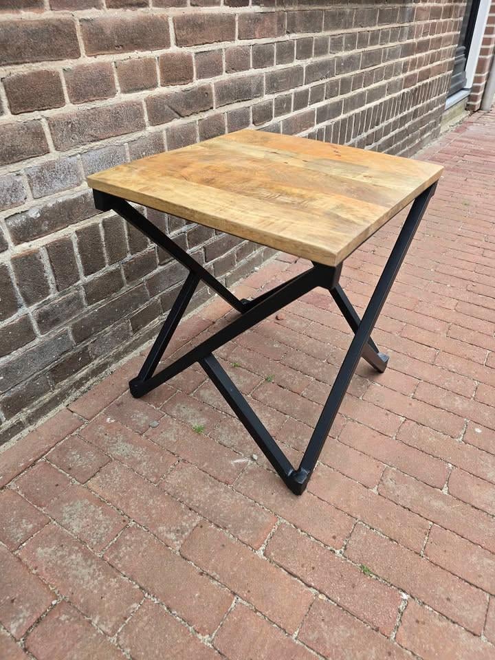 NACHTKASTJES OF TAFELTJES, B.V. DIT SCHITTERENDE TAFELTJE METAAL/MANGO NU