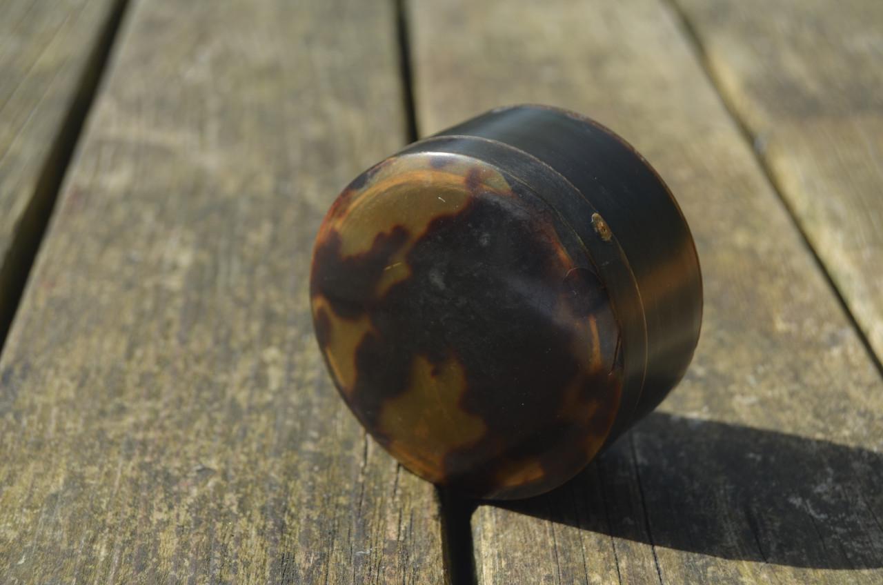 2 Kleine doosjes, 1 van bakeliet, eentje niet...........