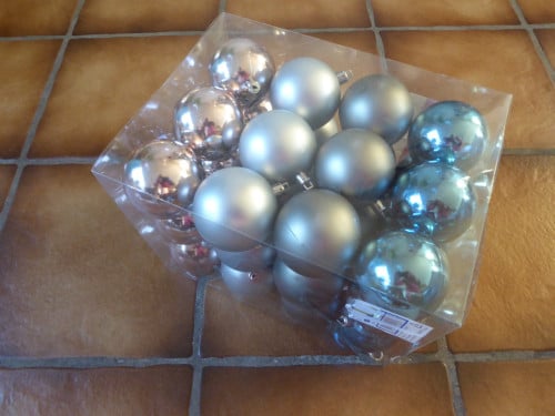 Kerstballen 4 kleuren x 12 stuks. 36 totaal, niet van glas. Nieuw.