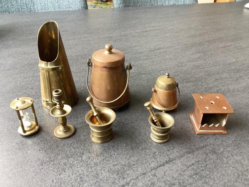 Kolenkit. Doofpot 2 x. Vijzel 2 x.  Stoof.  Zandloper.  Kaarsenhouder.