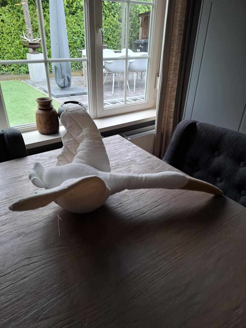 Stoffen ooievaar, eyecatcher in kinderkamer