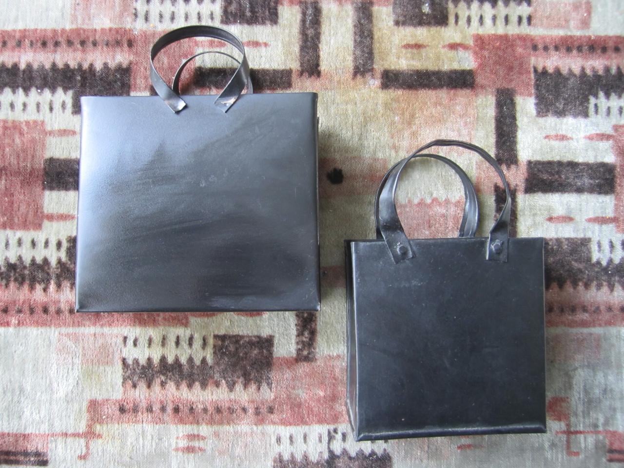 2 Metalen Tasjes  19 + 18,5 cm. Hoog