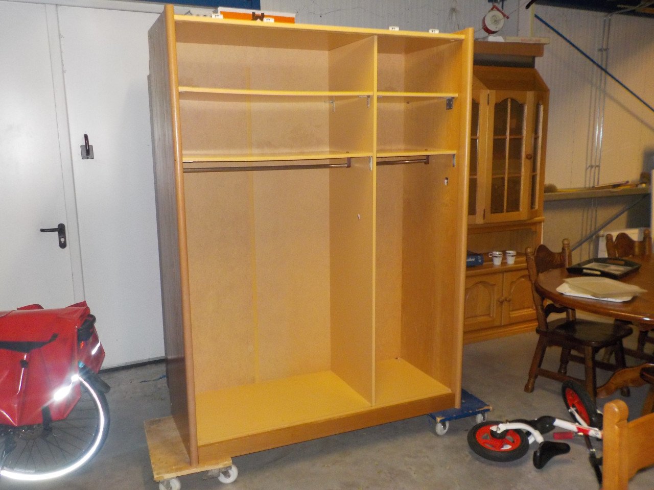 Mooie kwaliteit kleerkast blank eiken in goede staat . met 3 schuifdeuren