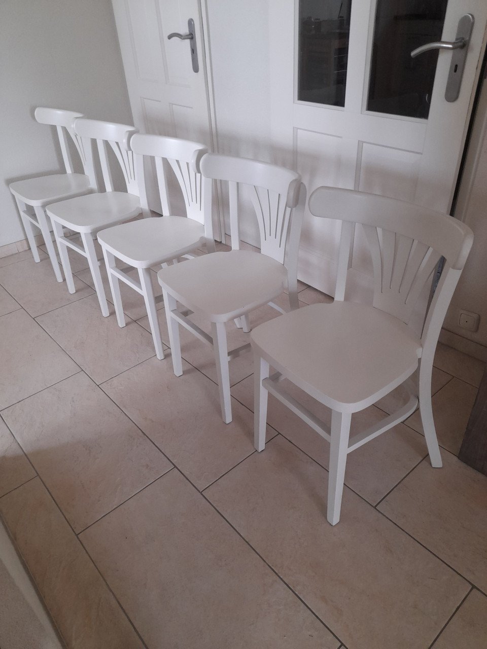5 witte houten stoelen (in goede staat )