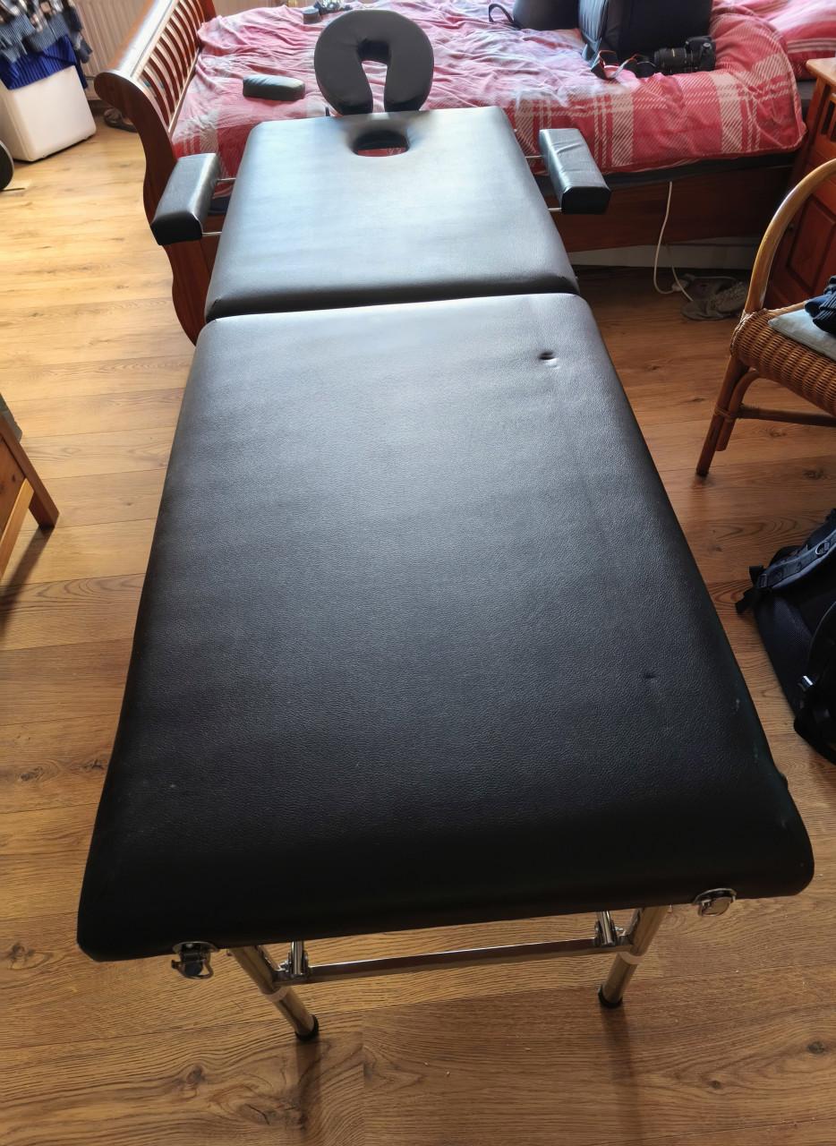 Te koop aangeboden draagbare uitklapbare massagetafel.