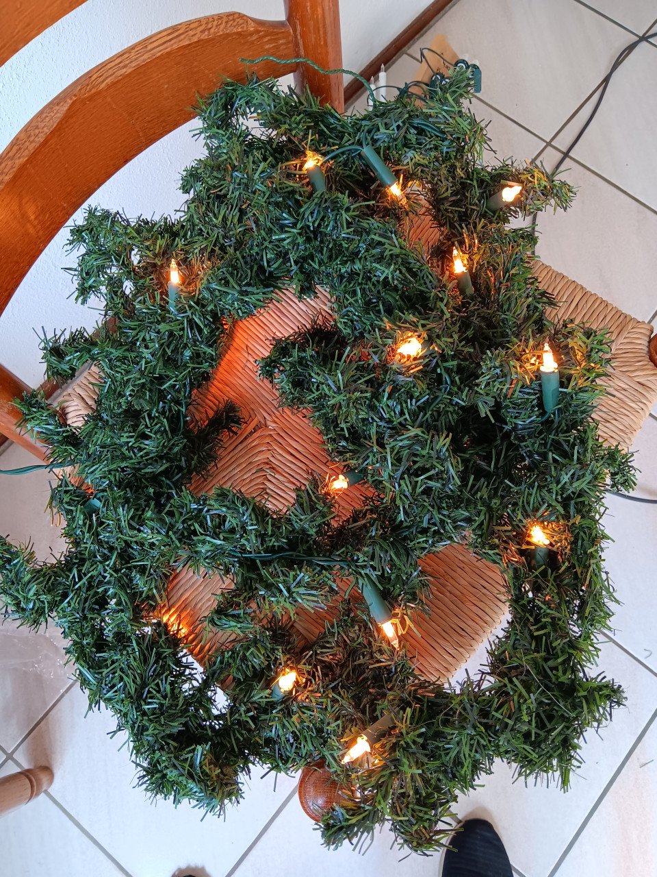 KUNST KERSTBOOMPJE en KERST GUIRLANDE (incl. lampjes)