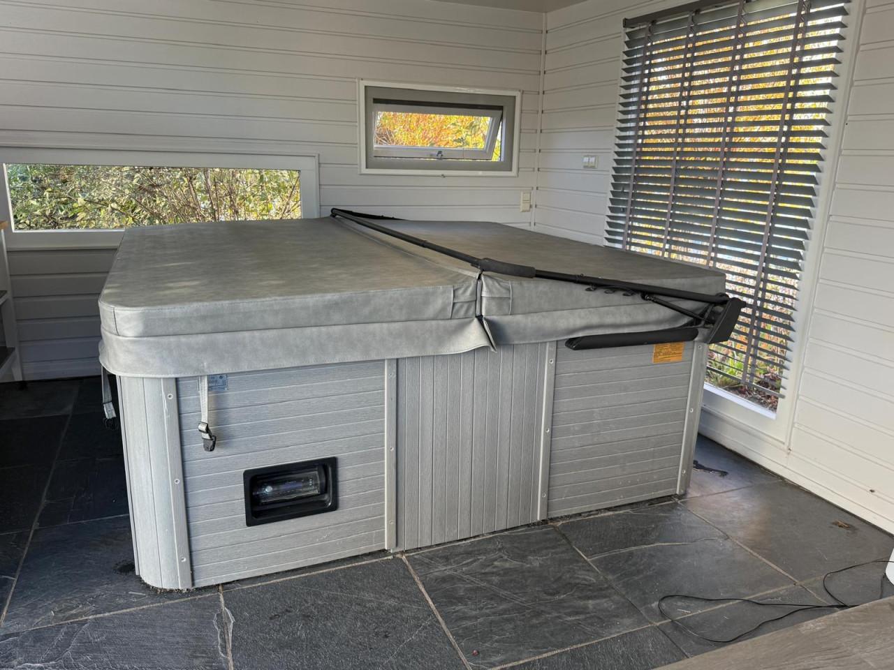 Jacuzzi- 5 persoons goed onderhouden